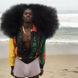 黑人网红走路慢动作演绎,独特步伐下的时尚态度